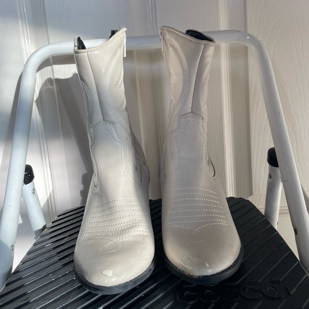 Stylish Gray Cowgirl Boots - Picture 2 of 5